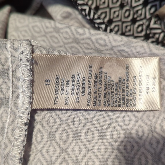 Rafaella Comfort Shorts White Geometric Pull On Elastic Waistband 18 NICE - Picture 9 of 9